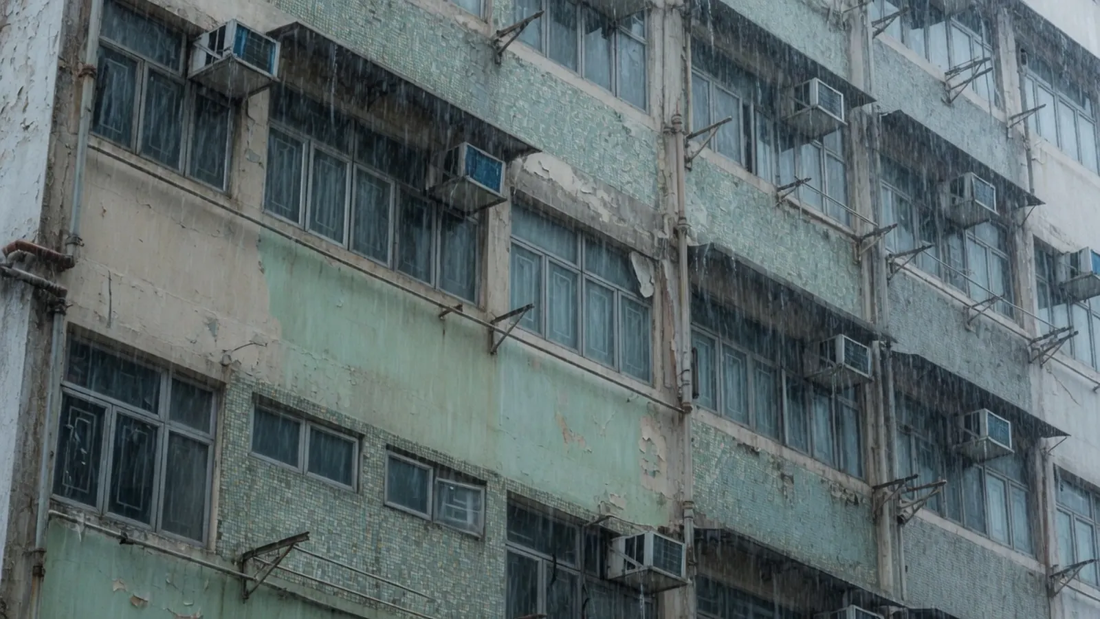 香港雨中樓宇外牆示意