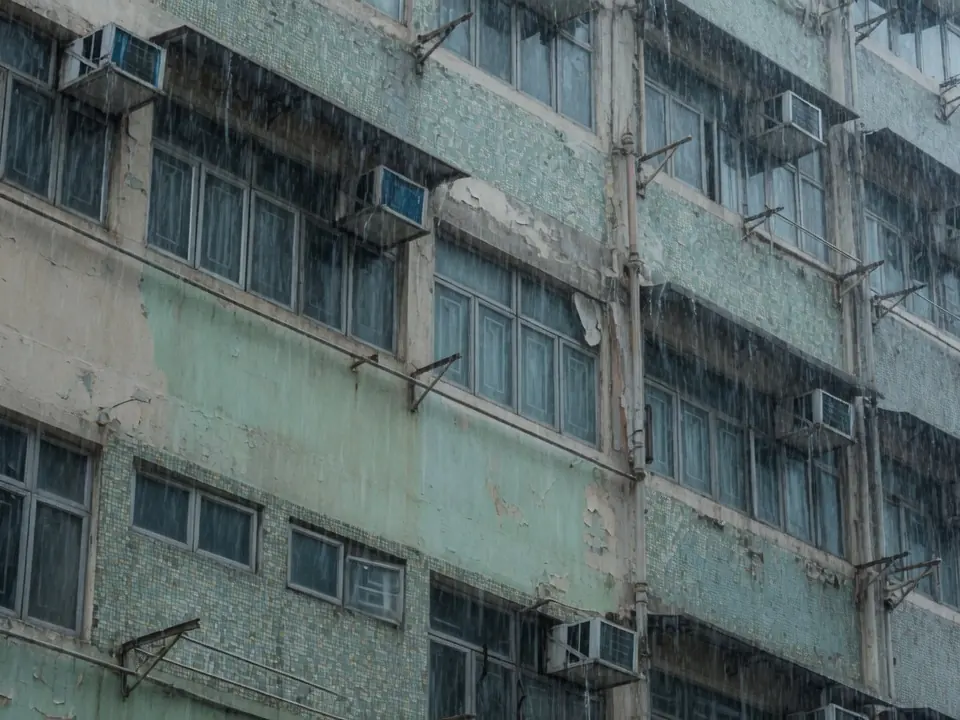 雨中樓宇外牆示意